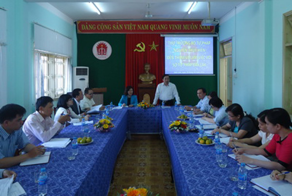 Thứ trưởng Bộ Tư pháp dự Lễ bế giảng và trao bằng tốt nghiệp cho sinh viên trường Trung cấp Luật Buôn Ma Thuột - thăm và làm việc tại Sở Tư pháp tỉnh Đắk Lắk