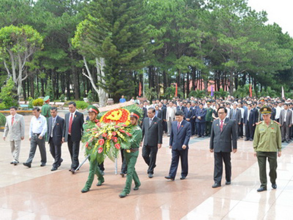 Đoàn đại biểu Đại hội Đảng bộ tỉnh lần thứ XVI viếng nghĩa trang liệt sỹ tỉnh