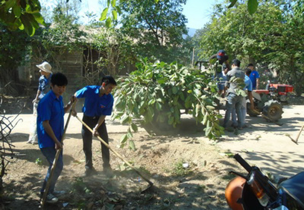 Chi đoàn Thanh niên Sở Tư pháp thăm và giao lưu với đoàn viên, thanh niên buôn Plum xã Ea Trul, huyện Krông Bông