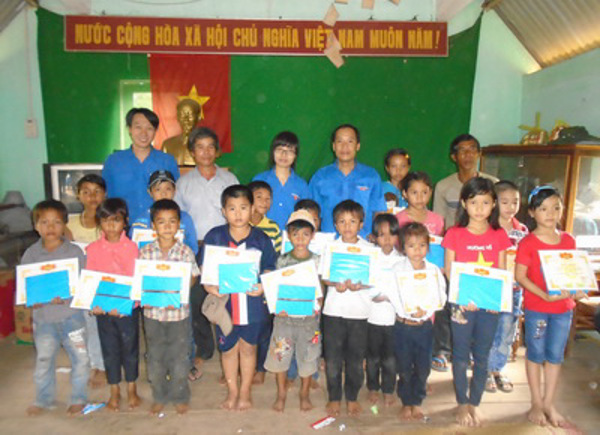Sở Tư pháp tổ chức tặng quà cho các cháu thiếu nhi tại đơn vị kết nghĩa