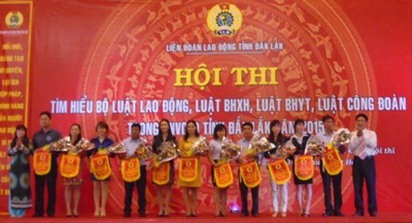 Khai mạc Hội thi tìm hiểu pháp luật trong công nhân viên chức lao động