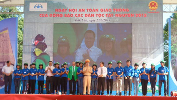 Chương trình vận động hỗ trợ mũ bảo hiểm “Trọn nghĩa đồng bào, ấm tình cha mẹ”