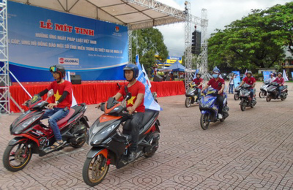 Lễ mít tinh, diễu hành hưởng ứng Ngày Pháp luật Việt Nam và quyên góp, ủng hộ đồng bào một số tỉnh miền Trung bị thiệt hại do mưa lũ