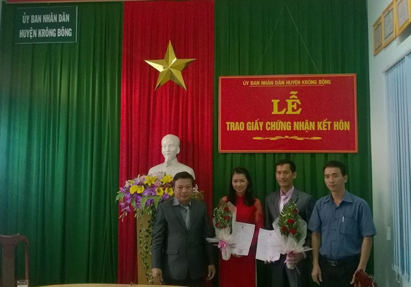 UBND huyện Krông Bông tổ chức Lễ trao Giấy chứng nhận‎ kết hôn có yếu tố nước ngoài cho trường hợp đầu tiên