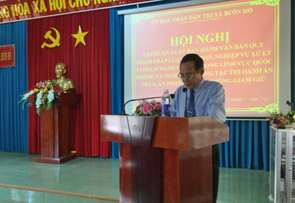 UBND thị xã Buôn Hồ tổ chức hội nghị tập huấn Luật Ban hành văn bản quy phạm pháp luật năm 2015; nghiệp vụ xử lý vi phạm hành chính trong lĩnh vực quốc phòng và công tác thi hành án treo, án phạt cải tạo không giam giữ
