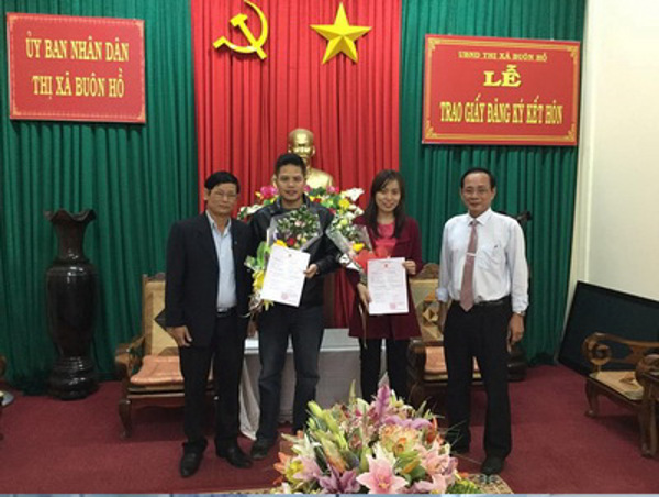 UBND thị xã Buôn Hồ tổ chức Lễ trao Giấy chứng nhận kết hôn có yếu tố nước ngoài cho trường hợp đầu tiên