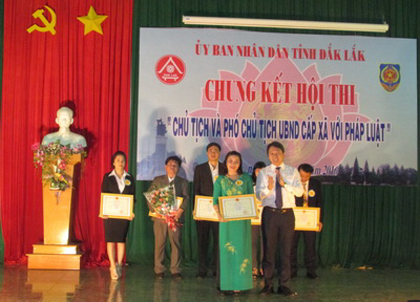 Chung kết Hội thi “Chủ tịch và Phó Chủ tịch UBND cấp xã với pháp luật” năm 2016 tỉnh Đắk Lắk