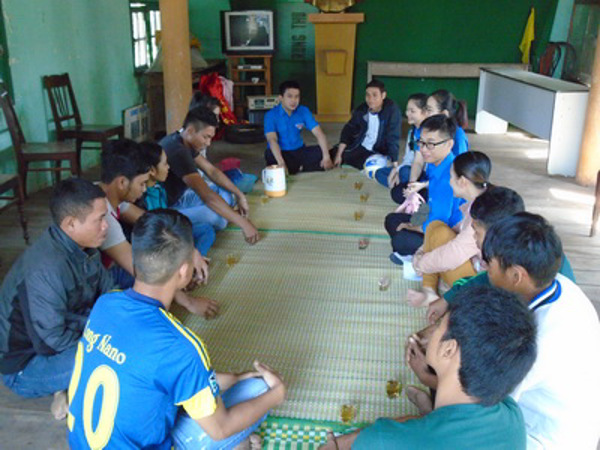 Chi đoàn Thanh niên Sở Tư pháp thăm và giao lưu với đoàn viên, thanh niên buôn kết nghĩa nhân dịp Tháng Thanh niên 2016