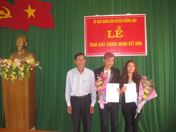 Ủy ban nhân dân huyện Krông Ana tổ chức Lễ trao Giấy chứng nhận kết hôn có yếu tố nước ngoài cho trường hợp đầu tiên