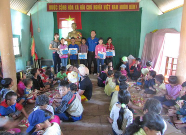 Sở Tư pháp tổ chức tặng quà cho các cháu thiếu nhi tại đơn vị kết nghĩa nhân ngày Quốc tế thiếu nhi 01/6