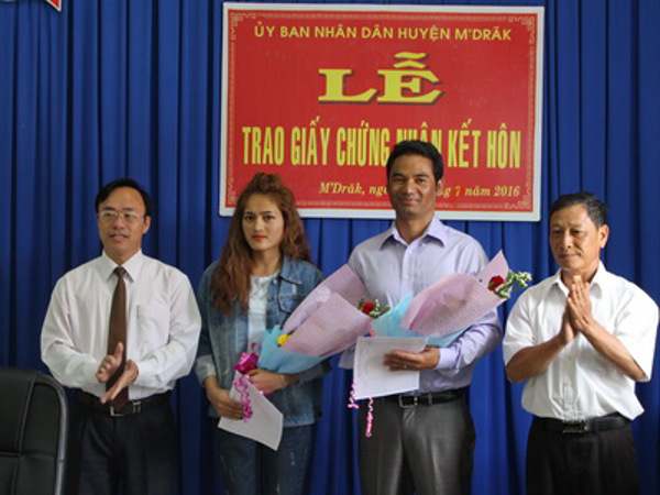 UBND huyện M’Đrắk tổ chức Lễ trao Giấy chứng nhận‎ kết hôn có yếu tố nước ngoài