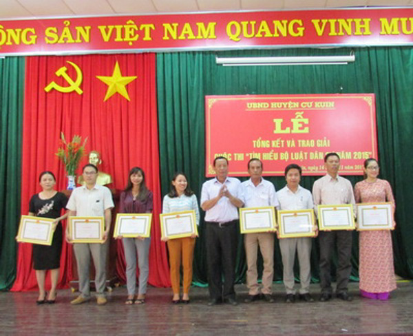 Ban Tổ chức Cuộc thi huyện Cư kuin tổ chức Lễ tổng kết và trao giải Cuộc thi “Tìm hiểu Bộ luật Dân sự năm 2015”