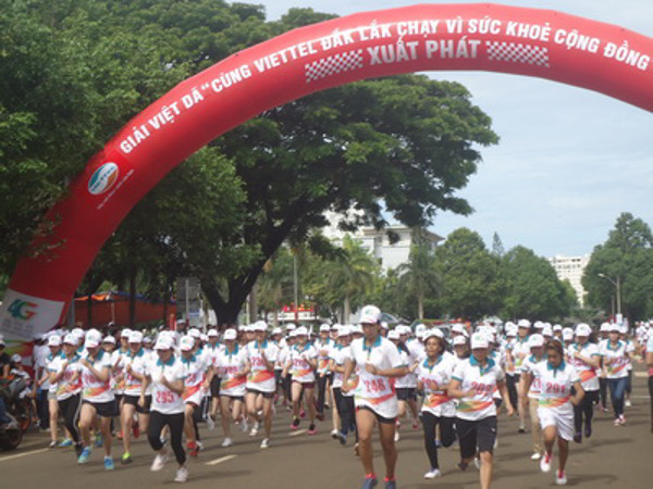 Đoàn viên, thanh niên Sở Tư pháp tham dự giải Việt dã “Cùng Viettel Đắk Lắk chạy vì sức khỏe cộng đồng” năm 2017.
