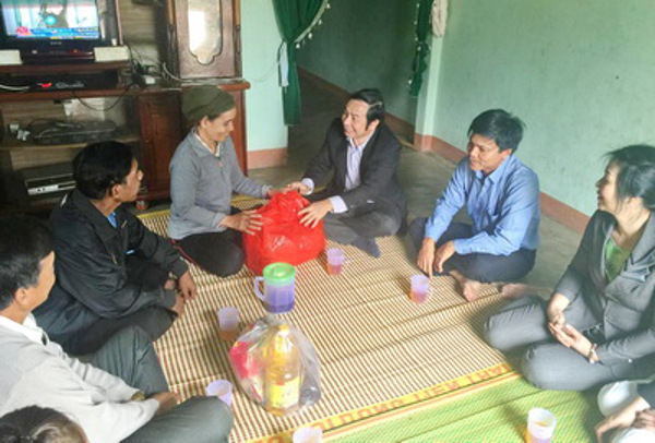 Sở Tư pháp dâng hương tưởng niệm các anh hùng, liệt sỹ và thăm hỏi các gia đình có công với cách mạng tại đơn vị kết nghĩa