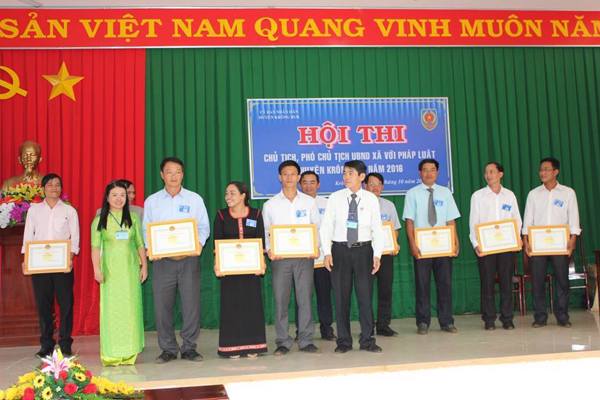  TƯ PHÁP HUYỆN KRÔNG BÚK NỔI BẬT VỚI HOẠT ĐỘNG ĐƯA PHÁP LUẬT ĐẾN VỚI NGƯỜI DÂN