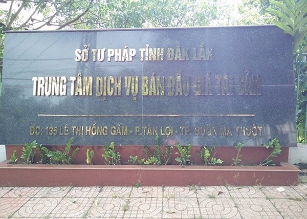 Đổi tên Trung tâm dịch vụ bán đấu giá tài sản thành Trung tâm dịch vụ đấu giá tài sản thuộc Sở Tư pháp tỉnh Đắk Lắk