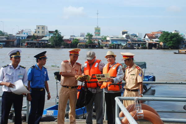 Thực hiện Cuộc vận động xây dựng phong trào “Văn hóa giao thông với bình yên sông nước”