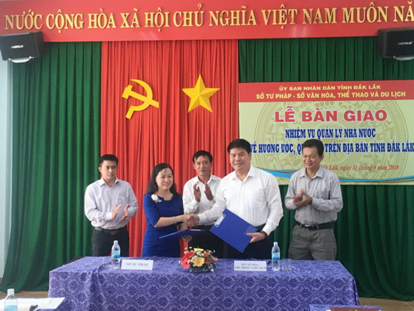 Lễ bàn giao nhiệm vụ quản lý nhà nước về hương ước, quy ước từ Sở Tư pháp sang Sở Văn hóa, Thể thao và Du lịch 