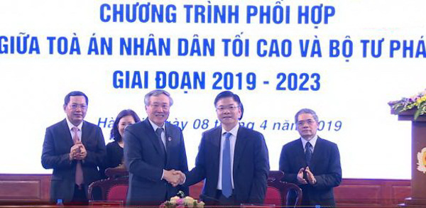 PHỐI HỢP PHỔ BIẾN GIÁO DỤC PHÁP LUẬT VÀ HÒA GIẢI Ở CƠ SỞ GIỮA TÒA ÁN NHÂN DÂN TỐI CAO VÀ BỘ TƯ PHÁP  