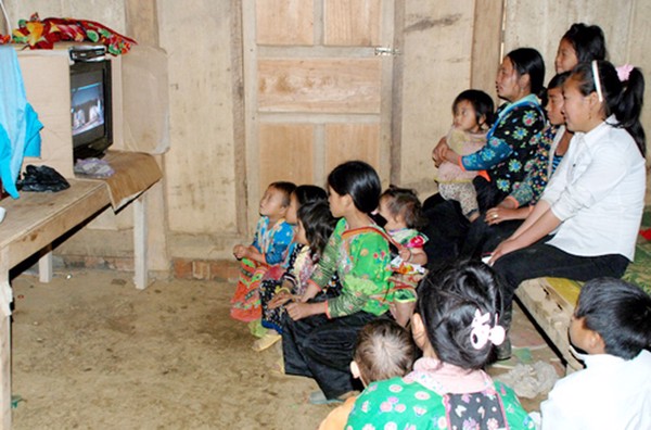 Tích hợp các chính sách hỗ trợ thông tin, tuyên truyền cho hộ nghèo, đồng bào dân tộc ít người, miền núi, vùng sâu, vùng xa, biên giới và hải đảo