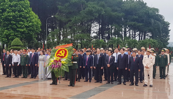ĐẠI BIỂU DỰ ĐẠI HỘI ĐẢNG BỘ TỈNH LẦN THỨ XVII, NHIỆM KỲ 2020-2025 VIẾNG NGHĨA TRANG LIỆT SĨ TỈNH