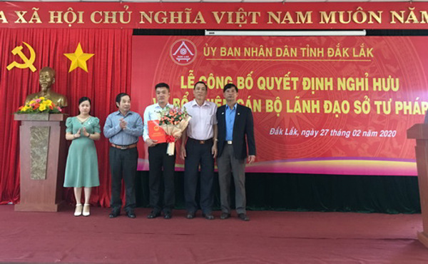 LỄ CÔNG BỐ VÀ TRAO QUYẾT ĐỊNH NGHỈ HƯU VÀ BỔ NHIỆM CHỨC VỤ PHÓ GIÁM ĐỐC SỞ TƯ PHÁP TỈNH ĐẮK LẮK