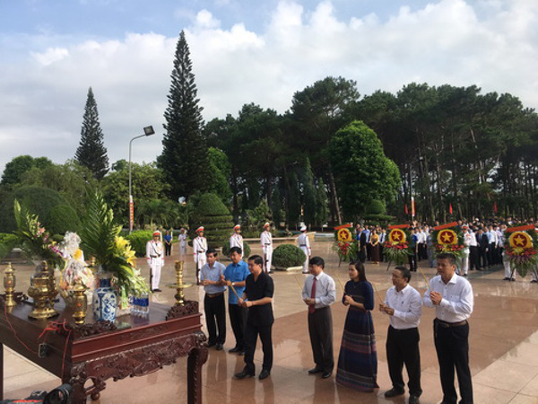 Sở Tư pháp viếng Nghĩa trang Liệt sỹ và thăm hỏi các gia đình chính sách tại buôn Plum đơn vị kết nghĩa nhân kỷ niệm 73 năm Ngày Thương binh Liệt sỹ