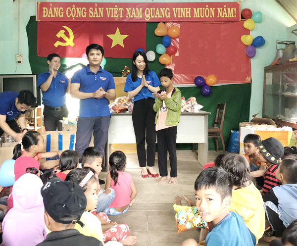  Sở Tư pháp tổ chức vui đón Trung thu cho các cháu thiếu nhi tại đơn vị kết nghĩa